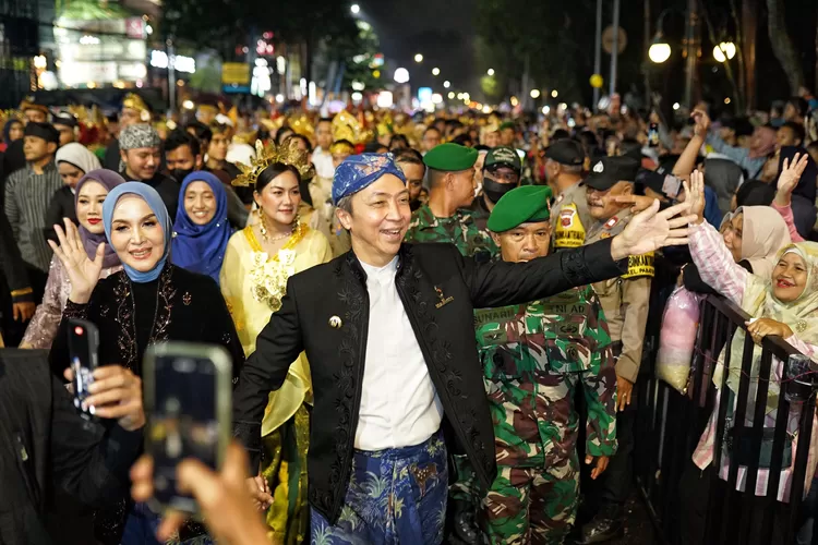 Wali Kota Bogor Dedie Rachim saat menyapa warga di acara Helaran Hari Jadi Bogor ke-543 yang digelar Sabtu (28/6). (Foto/Humas Kota Bogor.)