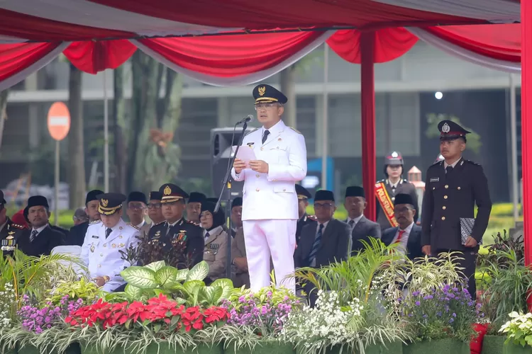 Wali Kota Bandung Muhammad Farhan di momen peringatan Hari Bhayangkara ke-79 yang digelar di Balai Kota Bandung, Senin (1/7/2025). (Foto/Humas Kota Bandung.)