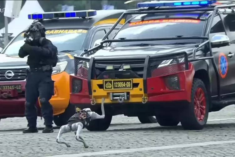 Foto &mdash; i-K9 robot berbentuk anjing Dalam momentum perayaan HUT ke-79 Bhayangkara yang berlangsung di kawasan Monumen Nasional  (Foto/ Instagram itwasumpolri)