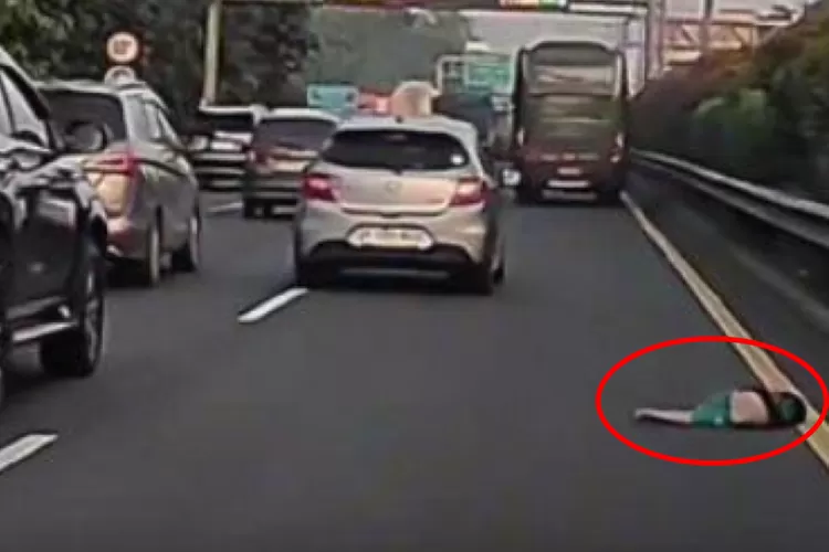 Video Balita Terjatuh dari Bus di Tol JORR Viral di Medsos, Ini Kata Polisi. (Foto/Instagram @eni.santoso72)