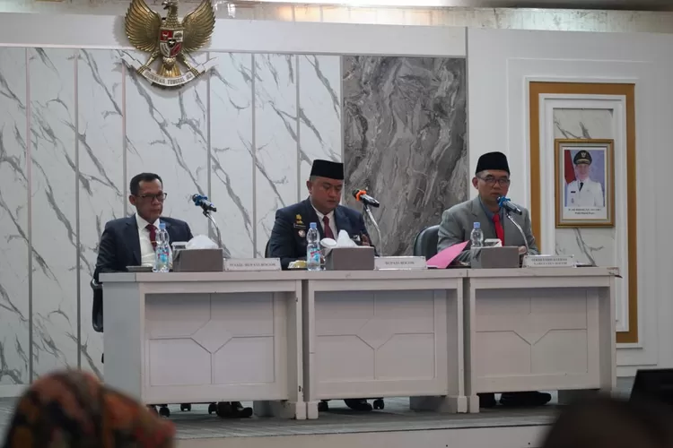 Bupati Bogor, Rudy Susmanto saat memimpin rapat koordinasi evaluasi pelaksanaan Anggaran Pendapatan dan Belanja Daerah (APBD) tahun anggaran 2025, di Ruang Serbaguna I, Sekretariat Daerah, Cibinong, Selasa (1/7). (Foto/Diskominfo Kabupaten Bogor.)