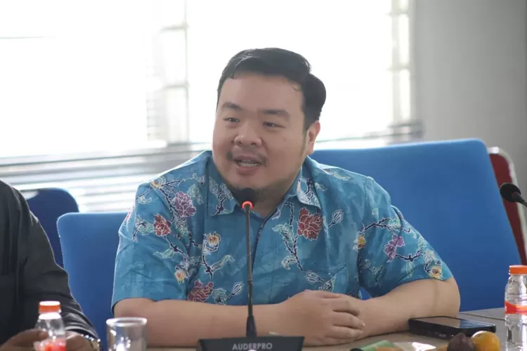 Anggota DPRD Kota Bandung, Christian Julianto Budiman, saat menghadiri rapat panitia khusus (pansus) 10 terkait Rencana Pembangunan Jangka Menengah Daerah (RPJMD) tahun 2025-2029. (Foto/Humas Kota Bandung.)