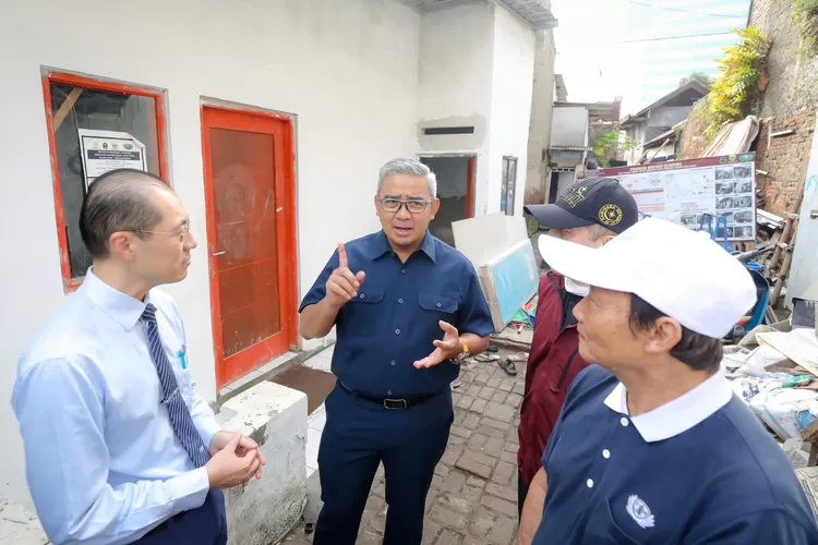 Wali Kota Bandung Muhammad Farhan saat meninjau Rutilahu Kelurahan Jamika, Kamis 3 Juli 2025. (Foto/Humas Kota Bandung.)