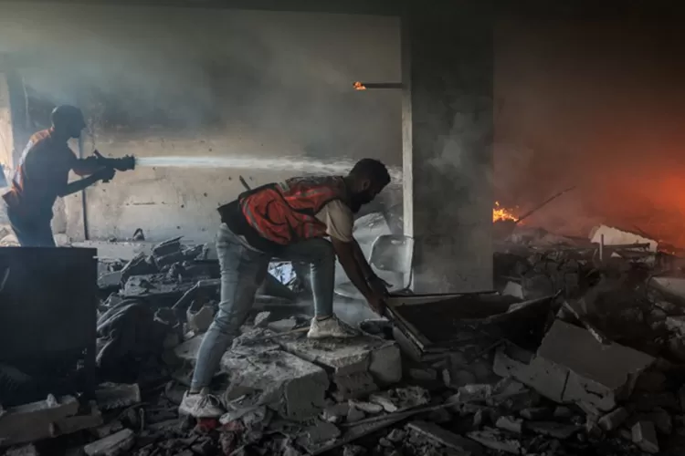 Pengakuan Anak dr Marwan Al Sultan yang Selamat Sebelum Diserang oleh Israel. Foto: Omar Al Qattaa/AFP.