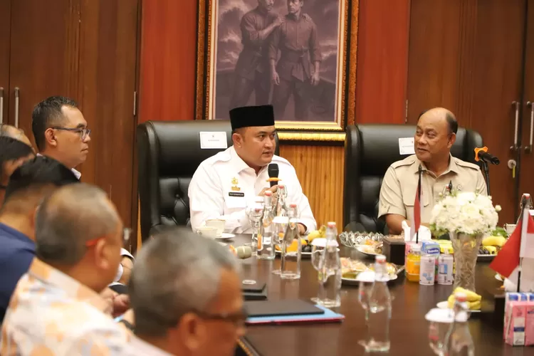 Kepala Badan Gizi Nasional (BGN) Dadan Hindayana saat melakukan kunjungan kerja perdana ke Kabupaten Bogor, yang diterima langsung Bupati Bogor Rudy Susmanto, di Pendopo Bupati pada, Rabu (2/7/25). (Foto/Humas Kabupaten Bogor.)