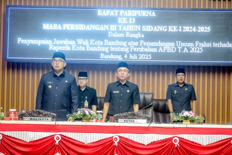Wali Kota Bandung, Muhammad Farhan, saat menghadiri Rapat Paripurna DPRD yang digelar pada Jumat malam, 4 Juli 2025. (Foto/Humas Kota Bandung.)