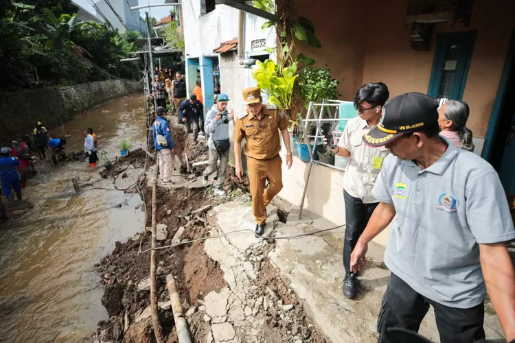 Wakil Wali Kota Bandung, Erwin, saat langsung lokasi longsor yang terjadi di RT 03 RW 07 Kelurahan Cicaheum, Kecamatan Kiaracondong pada Senin, 7 Juli 2025. (Foto/Humas Kota Bandung.)