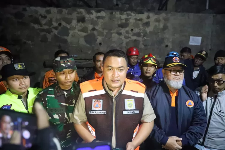 Bupati Bogor, Rudy Susmanto merespons cepat kejadian bencana yang melanda sejumlah wilayah di Kabupaten Bogor. Sejak malam terjadinya bencana hingga dini hari di Kecamatan Megamendung dan Cisarua pada Sabtu (5/7). (Foto/Humas Kabupaten Bogor.)
