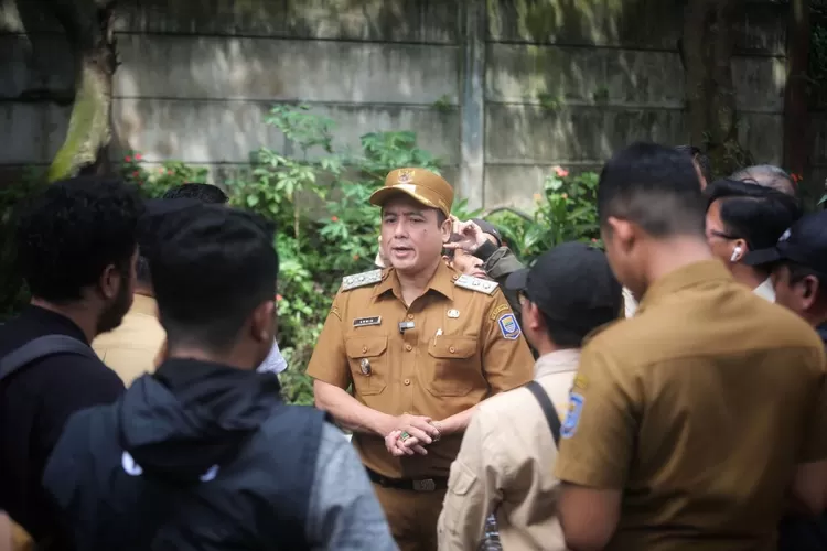 Wakil Wali Kota Bandung, Erwin, saat meninjau langsung kondisi jalan tersebut bersama perangkat wilayah pada Senin 7 Juli 2025. (Foto/Humas Pemkot Bandung.)