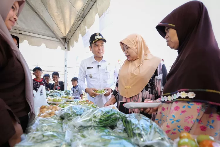 Wakil Wali Kota Bandung Erwin saat meninjau langsung kegiatan Gerakan Pangan Murah (GPM) di Jalan Griya Asri RT 01, RW 04, Kecamatan Ujungberung, Rabu, 9 Juli 2025. (Foto/Humas Kota Bandung.)