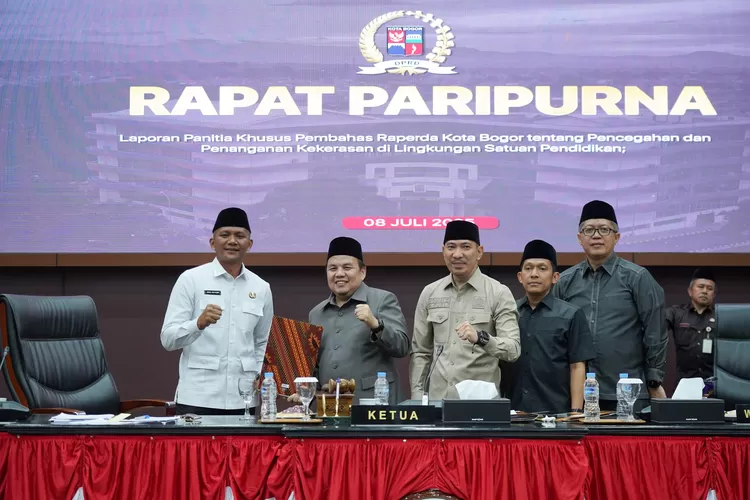 DPRD Kota Bogor menyelenggarakan rapat Paripurna, Selasa (8/7/2025). Dengan agenda menerima rancangan akhir Rencana Pembangunan Jangka Menengah Daerah (RPJMD) Kota Bogor 2025 - 2029 dan pembentukan empat panitia khusus (Pansus). (Foto/HUMPROPUB DPRD Kota Bogor.)