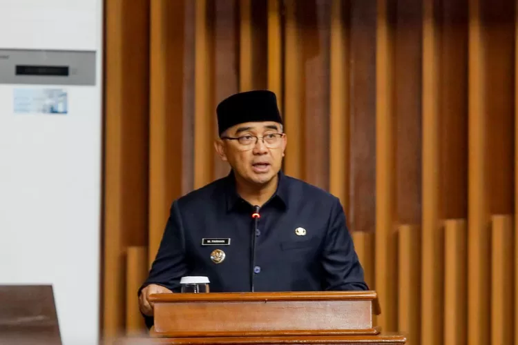 Wali Kota Bandung Muhammad Farhan saat mengikuti Rapat Paripurna Pengambilan Keputusan terhadap Raperda Kota Bandung tentang Perubahan APBD T.A 2025 di Ruang Rapat Paripurna DPRD Kota Bandung Jalan Sukabumi, Jumat 11 Juli 2025. (Foto/Humas Kota Bandung.)