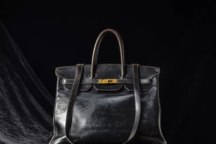 Foto - tas tangan legendaris, Hermes Birkin pertama yang dibuat khusus (Foto/X - Sothebys)