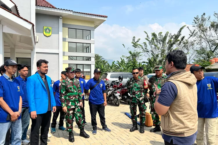 Pemerintah Kabupaten Bogor melalui Bappedalitbang Kabupaten Bogor bersama Dinas Perumahan, Kawasan Permukiman, dan Pertanahan (DPKPP) bekerjasama dengan KNPI Kabupaten Bogor melakukan pelatihan pemetaan berbasis Sistem Informasi Geografis (GIS) di Kecamatan Tanjungsari, Jumat (12/7/2025). (Foto/Humas Kabupaten Bogor.)