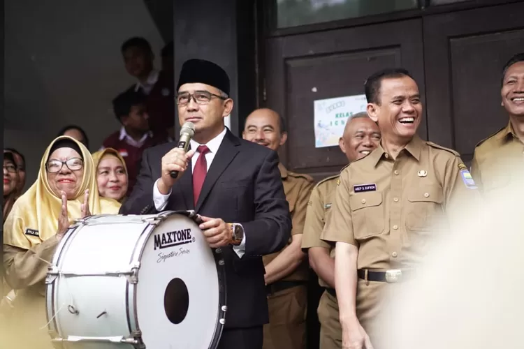 Wali Kota Bandung Muhammad Farhan saat membuka kegiatan MPLS di SMP 14 Bandung, Senin 14 Juli 2025. (Foto/Humas Kota Bandung.)