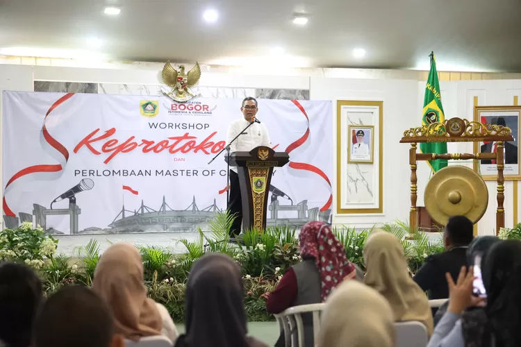membuka kegiatan Workshop Keprotokolan dan Lomba Master of Ceremony (MC), di Ruang Serbaguna I, Sekretariat Daerah, Cibinong, Rabu (16/7). (Foto/Humas Kabupaten Bogor.)