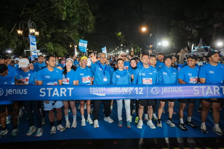 Wali Kota Bandung Muhammad Farhan saat membuka rangkaian acara Pocari Sweat Run 2025. (Foto/Humas Kota Bandung.)