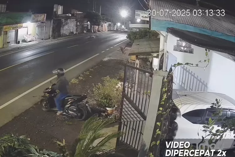 Foto - aksi pencurian sepeda motor di Desa Labruk Kidul, Kecamatan Sumbersuko, Kabupaten Lumajang, Jawa Timur, terekam kamera pengawas dan viral di media sosial.  (Foto/Instagram - Visitlumajang)