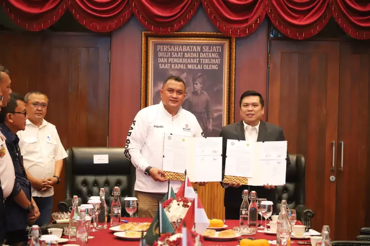 Bupati Bogor Rudy Susmanto melakukan penandatanganan perjanjian kerja sama antara Pemerintah Kabupaten Bogor dengan PT Surya Arsa Anggabaya, yang berlangsung di Pendopo Bupati Bogor pada Jumat malam (8/8/25). (Foto/Humas Kabupaten Bogor.)