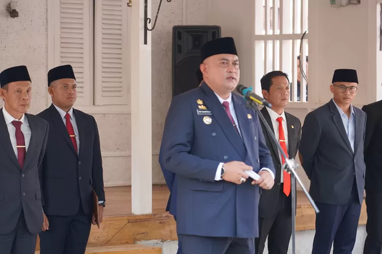 Bupati Bogor, Rudy Susmanto, bersama jajaran Forkopimda Kabupaten Bogor saat menggelar upacara Penjemputan Sang Saka Bendera Pusaka Merah Putih di Pendopo Bupati Bogor pertama yang berlokasi di Desa Malasari Kecamatan Nanggung untuk dibawa ke Pendopo Bupati Cibinong. (Foto/Humas Kabupaten Bogor.)