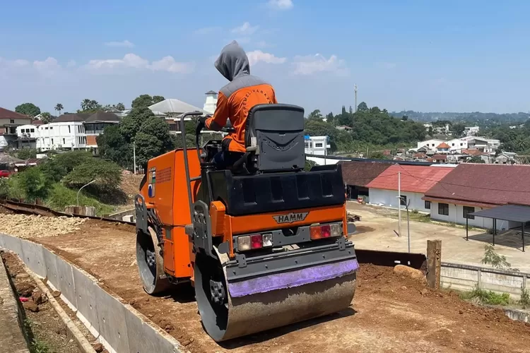 Proses Pengerjaan jalur roda dua di Batutulis, Kota Bogor. (Foto/Humas Pemkot Bogor.)