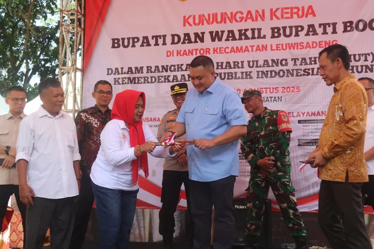 Bupati Bogor Rudy Susmanto saat melakukan kunjungan kerja di Kecamatan Leuwisadeng dalam rangkaian peringatan Hari Ulang Tahun (HUT) Ke-80 Kemerdekaan Republik Indonesia tingkat Kabupaten Bogor tahun 2025. (Foto/Diskominfo Kabupaten Bogor.)