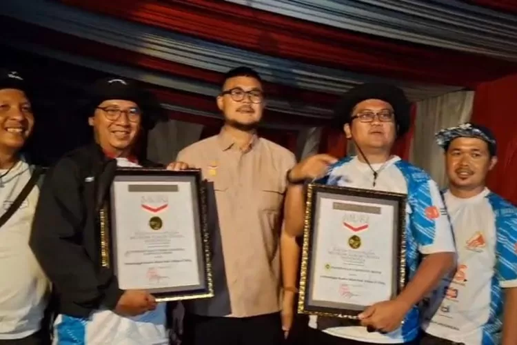 Pecahkan rekor MURI, bendera merah putih Istimewa berukuran raksasa berkibar di Tebing Jeger, Desa Leuwikaret, Kecamatan Klapanunggal, Ahad (10/8). (Foto/humas Kabupaten Bogor.)