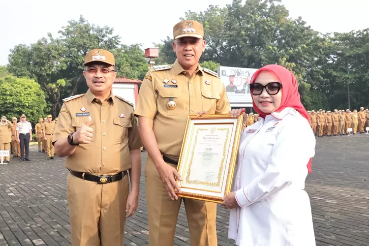 Wali Kota Bekasi, Tri Adhianto, memberikan penghargaan khusus kepada para pegiat KORMI dalam apel pagi di Plaza Pemerintah Kota Bekasi. (Foto/Humas Kota Bekasi.)
