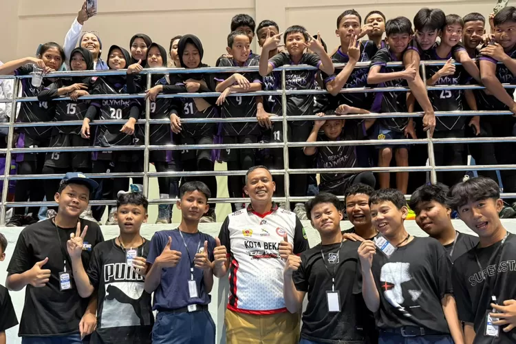 Wali Kota Bekasi Tri Adhianto di Gedung Olahraga (GOR) yang berlokasi di area Stadion Patriot Candrabhaga. (Foto/Humas kota Bekasi.)