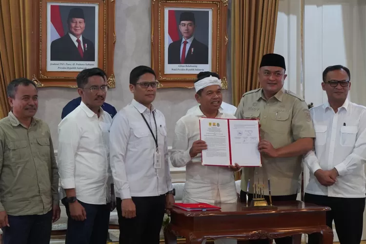 Bupati Bogor, Rudy Susmanto lakukan penandatanganan Nota Kesepahaman (MoU) dan Kesepakatan Bersama antara Pemerintah Kabupaten Bogor, Gubernur Jawa Barat, Balai Besar Wilayah Sungai (BBWS), dan Pengelolaan Sumber Daya Air (PSDA), yang berlangsung di Pendopo Bupati Cianjur, pada Selasa (12/8/25). (Foto/Humas Kabupaten Bogor.)