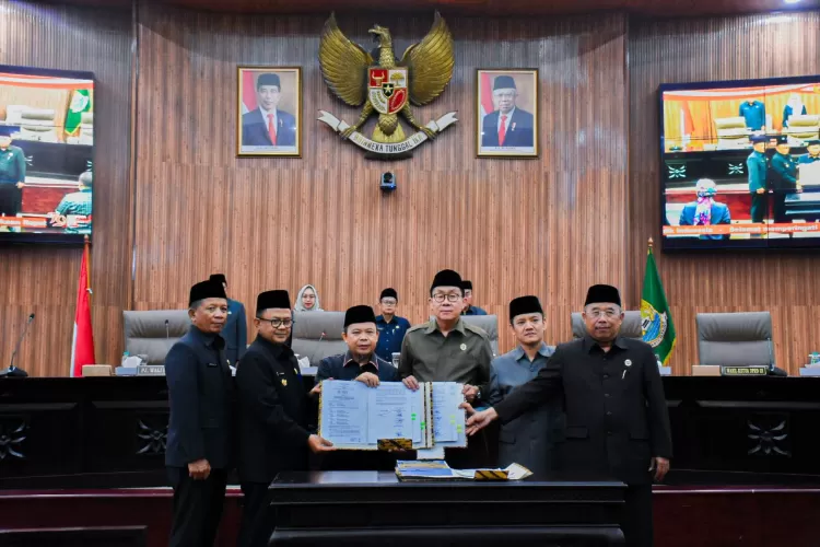 Pemkot Bekasi  mengajukan rancangan APBD Perubahan Tahun Anggaran 2025 kepada DPRD Kota Bekasi dalam rapat paripurna yang digelar di Gedung DPRD Kota Bekasi, Rabu (13/8/2025). (Foto/Humas Kota Bekasi.)