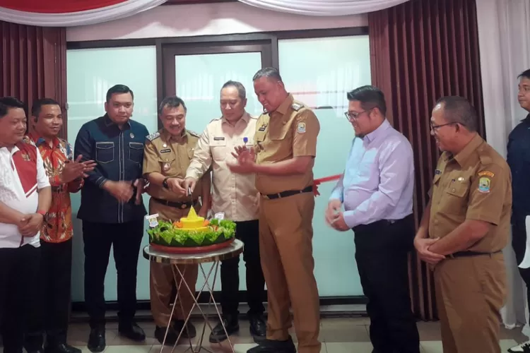 Wali Kota Bekasi Tri Adhianto saat menghadiri peresmian kantor baru PT Mitra Patriot (Perseroda) pada Selasa (12/8). (Foto/Humas Kota Bekasi.)
