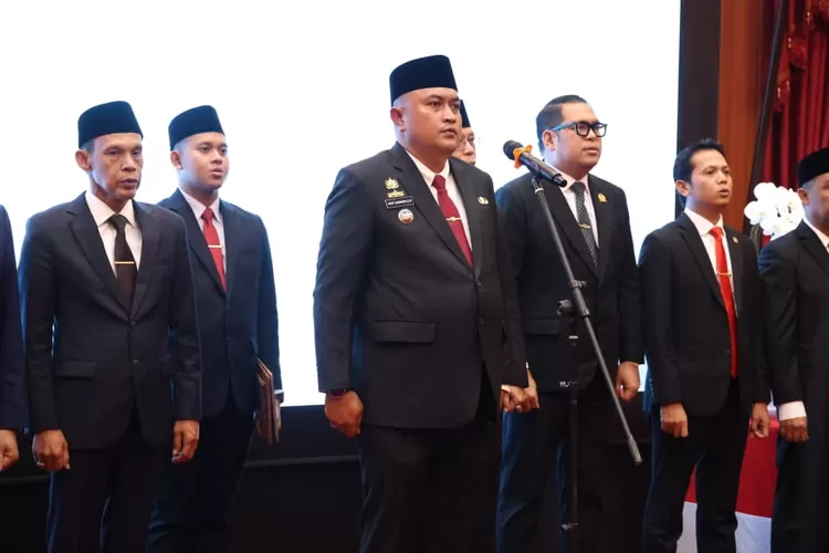 Bupati Bogor, Rudy Susmanto, melantik dan mengambil sumpah jabatan tujuh pejabat eselon II di lingkungan Pemerintah Kabupaten (Pemkab) Bogor, yang berlangsung di Pendopo Bupati Bogor, Rabu malam (13/8/2025). (Foto/Humas Kabupaten Bogor.)
