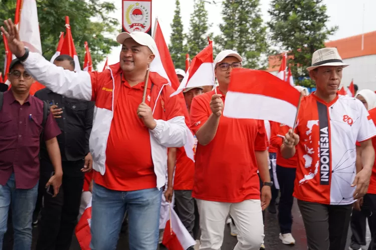 Bupati Bogor Rudy Susmanto bersama ribuan masyarakat melakukan kirab bendera merah putih dari Stadion Pakansari menuju Pendopo Bupati Bogor di Lapangan Tegar Beriman, pada Kamis (13/8/25). (Foto/Diskominfo Kabupaten Bogor.)