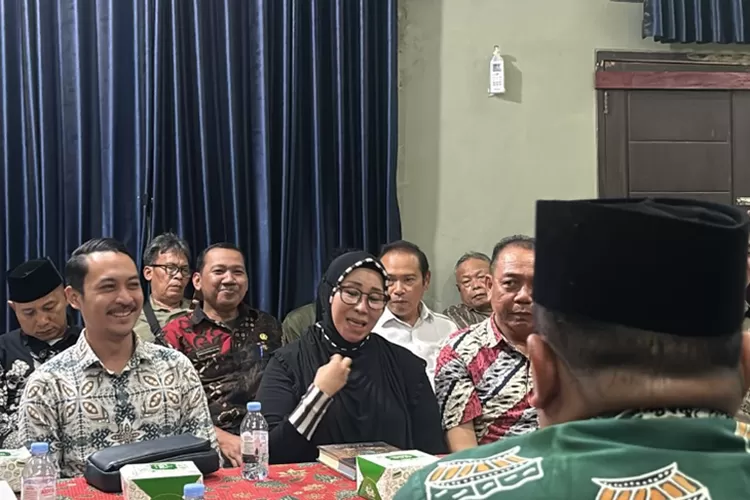 Sosok Umi Cinta berani Bersumpah di Atas Al-Quran Jika Pengajian Bayar Rp 1 Juta Masuk Surga Hoax! Foto: Radarbekasi.id