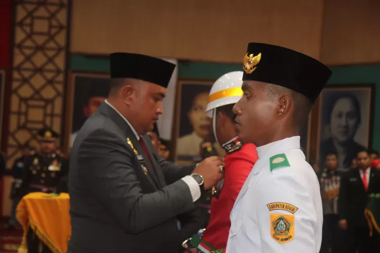 Bupati Bogor, Rudy Susmanto, secara mengukuhkan 60 putra putri terbaik daerah sebagai anggota Pasukan Pengibar Bendera Pusaka (Paskibraka) Kabupaten Bogor tahun 2025, yang  berlangsung dengan khidmat di Gedung Tegar Beriman, Cibinong, Kamis malam (14/8/25). (Foto/Humas Kabupaten Bogor.)
