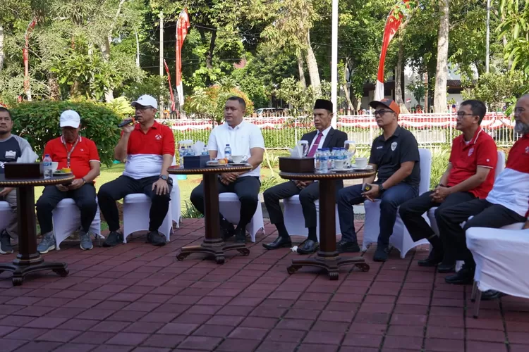 Bupati Bogor, Rudy Susmanto Bersama Wakil Bupati Bogor, Jaro Ade didampingi Sekretaris Daerah, para Asisten, staf ahli, perwakilan kepala perangkat daerah dan direktur BUMD melaksanakan penanaman secara simbolis di Pendopo Bupati Bogor, Cibinong, Jumat (15/8). (Foto/Humas Kabupaten Bogor.)