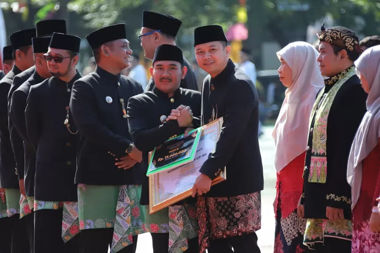 Pemerintah Kabupaten Bekasi menyerahkan penghargaan kepada para pemenang Lomba Anugerah ASN Inovatif Tingkat Kabupaten Bekasi Tahun 2025, yang digelar di Plaza Pemkab Bekasi, Jumat (15/08/2025), dalam rangka memeriahkan Hari Jadi ke-75 Kabupaten Bekasi. (Foto/Humas Kabupaten Bekasi.)