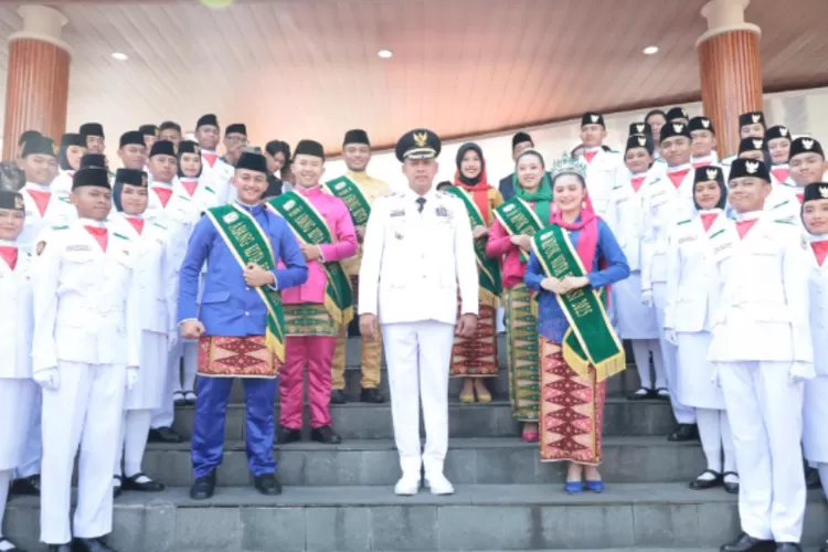 Wali Kota Bekasi, Tri Adhianto, sebagai inspektur upacara peringatan Hari Ulang Tahun ke-80 Republik Indonesia di Alun-alun M. Hasibuan, Kota Bekasi. (Foto/Humas Kota Bekasi.)