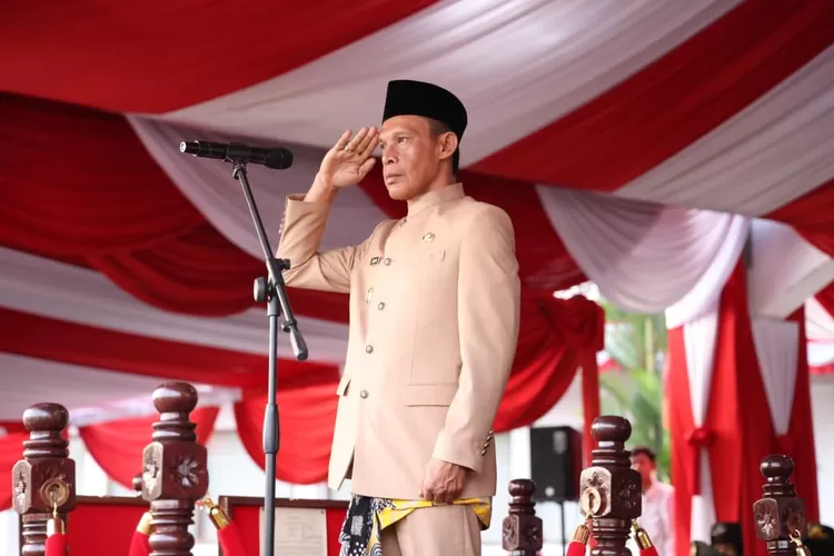Wakil Bupati Bogor, Jaro Ade memimpin upacara penurunan bendera Merah Putih dalam rangka peringatan Hari Ulang Tahun (HUT) ke-80 Kemerdekaan Republik Indonesia (RI) tingkat Kabupaten Bogor. (Foto/Diskominfo Kabupaten Bogor.)
