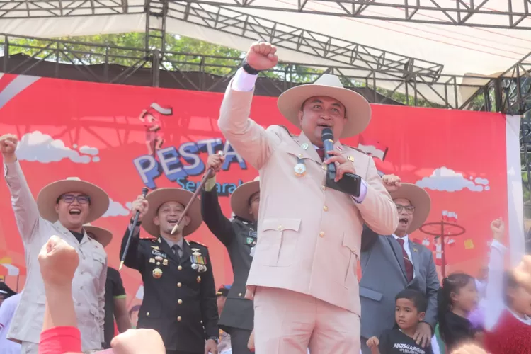 Bupati Bogor, Rudy Susmanto membuka kegiatan pesta rakyat di sekitar kediaman Presiden Prabowo Subianto, Desa Bojong Koneng, Babakan Madang, Ahad (17/8). (Foto/Diskominfo Kabupaten Bogor.)