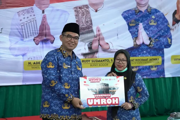 Ketua Dewan Pengurus Korpri Kabupaten Bogor, Ajat Rochmat Jatnika pada acara pengajian akbar Korpri, di Masjid Baitul Faizin, Cibinong, Ahad (17/8). (Foto/Diskominfo Kabupaten Bogor.)