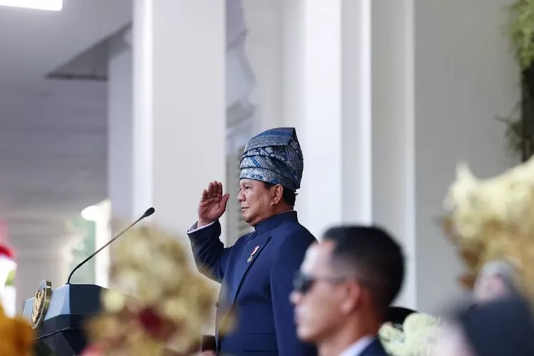 Foto - Penampilan Prabowo Subianto dalam beskap biru dongker dan tanjak Melayu saat upacara penurunan bendera di Istana Merdeka. (Foto/Instagram - presidenrepublikindonesia)