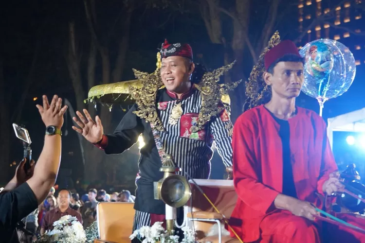 Tri Adhianto Kenakan Busana Sri Maharja Tarusbawa, Harris Bobihoe Tampil Adat Bekasi di HUT Jabar ke 80. (Foto/Dokpim.)