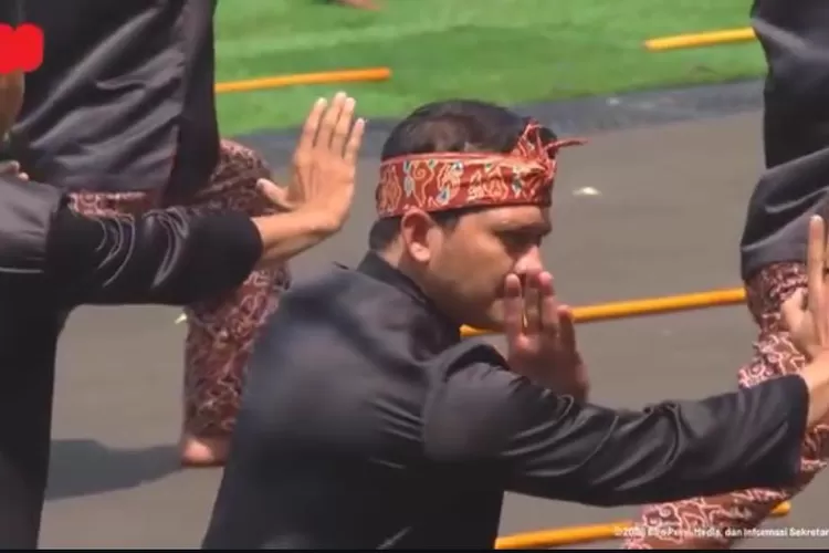 Foto - Aktor laga Iko Uwais memperlihatkan jurus silat di hadapan Presiden Prabowo Subianto pada perayaan HUT ke-80 RI di Istana Merdeka, Jakarta. (Foto/Instagram - Sanggar_rose_dance)