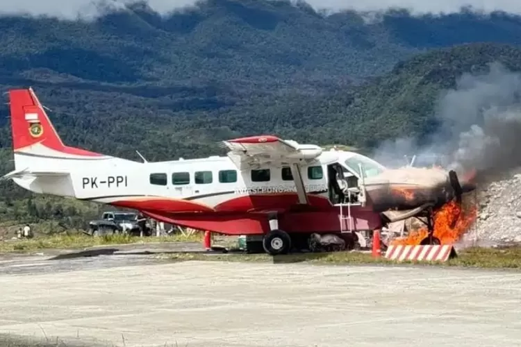 pesawat Amole Air PK-PPI yang terbakar usai tergelincir di Bandara Aminggaru Ilaga, Papua Tengah, Senin (25/8/2025). (Foto/X - GerryS)