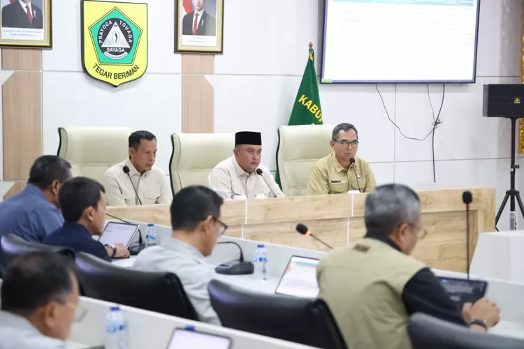 Bupati Bogor, Rudy Susmanto, memimpin Rapat Evaluasi Pelaksanaan Anggaran Pendapatan dan Belanja Daerah (APBD) Tahun Anggaran 2025 di Ruang Rapat Bupati Bogor, Selasa (26/8/25). (Foto/Humas Kabupaten Bogor.)