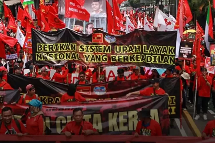 Buruh menegaskan enam tuntutan utama dalam aksi 28 Agustus 2025, mulai dari hapus outsourcing hingga reformasi pajak. (Foto/Instagram - info_jabodetabek)