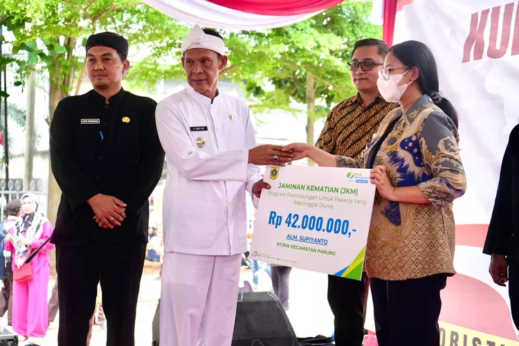 Wabup Bogor Jaro Ade saat meninjau layanan publik di Parung dalam rangkaian HUT RI ke-80, Kamis (28/8/2025). (Foto/Humas Kabupaten Bogor.)