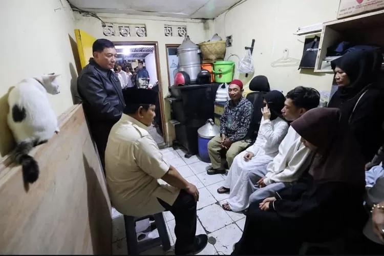 Presiden Prabowo Subianto saat mengunjungi rumah duka Affan Kurniawan di Jakarta Pusat, Jumat (29/8/2025) malam. (Foto/Instagram - Presidenrepublikindonesia)